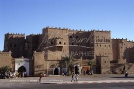 Image du Maroc Professionnelle de  La Kasbah de Taourirt fut édifiée au 17ème siècle par la tribu des Glaoui, située sur une colline au centre urbain de la ville d'Ouarzazate, cette remarquable ancienne bâtisse en pisé parfaitement conservée est l'une des plus belles constructions architecturales de la ville. La Kasbah qui ressemble à un grand château de sable incrusté dans le désert, fait partie du circuit touristique, elle a été classé Patrimoine Mondiale de l’Unesco. Ce véritable joyau de Ouarzazate permet au visiteur de découvrir l’intérieur d’une ksar où résident souvent la population berbères du sud du Maroc. Photo datant du Samedi 23 Août 1997. (Photo / Abdeljalil Bounhar) 